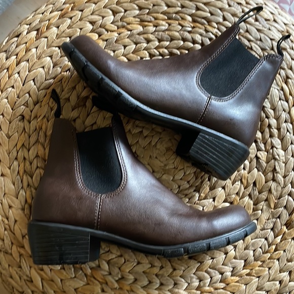 Blundstone Brown Vegan Leather Boots in original box - Picture 5 of 9